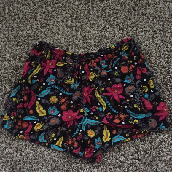 Ladies paisley pattern soft shorts size S. - Picture 2 of 3